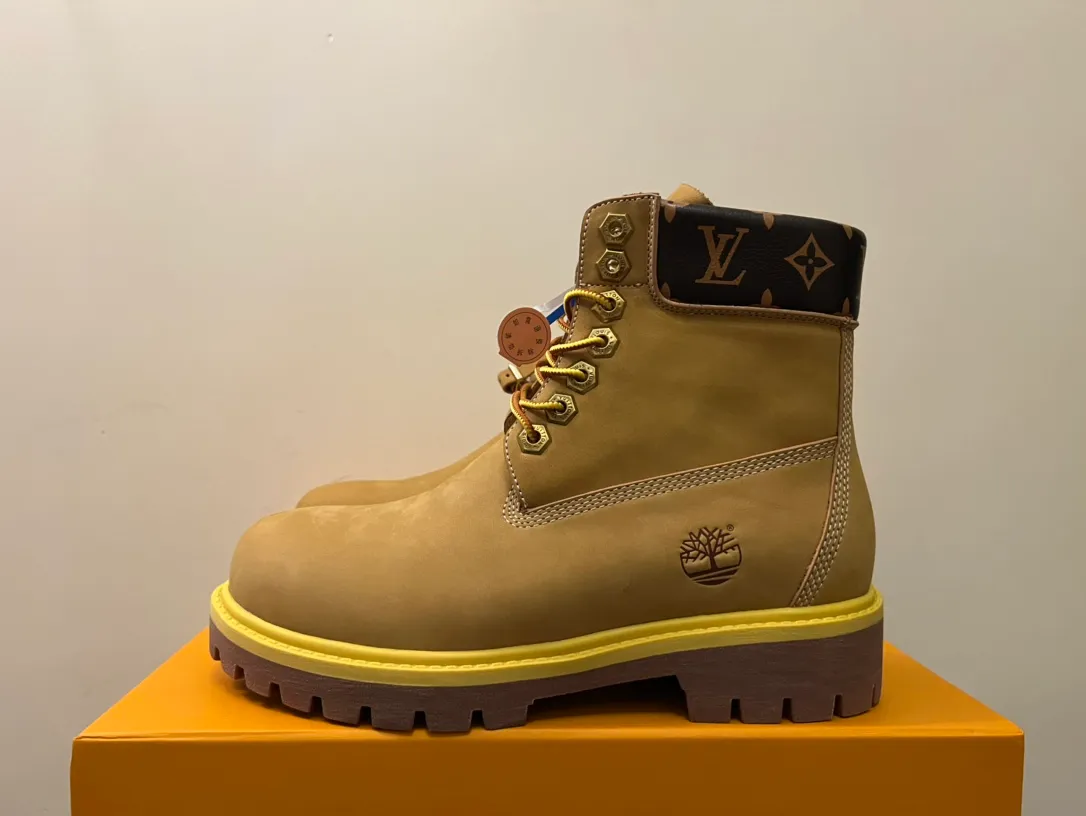 👟👟Ex-factory price 680👟👟 Men's size +10 LV x Timberland Louis Vuitton "Luxury Western" has been initially constructed, and the last link is the "shoes" that can make the style complete and communicative, so the "Shoe King of the Year" came into being. A major collaboration of the season, in a short video of only a few seconds, Fei Dong lifted the legs of his jeans to reveal a pair of classic Timberland rhubarb boots with the LV logo printed on the tongue. He then folded the tongue to reveal the Monogram logo printed on the inside. Size: 35-46